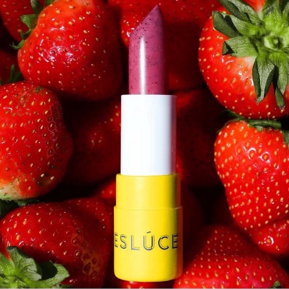 Treslúce Beauty Strawbery Exfoliating Lip Scrub - Picture 5 of 7